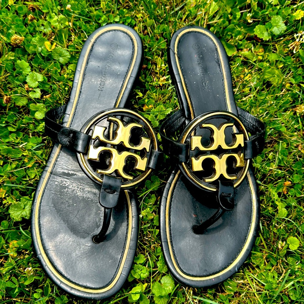 Women’s size 9 Tory Burch Miller, leather emblem sandal